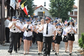 W procesji tradcyjnie uczestniczy orkiestra dęta.