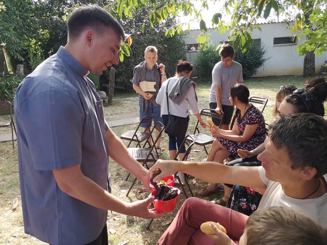 W Taizé - modlitwa, praca, spotkania