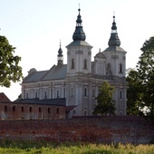 Kościół w Paradyżu z pozostałościami klasztoru.