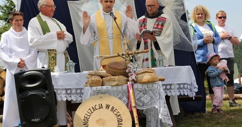 Księża: Henryk Zątek, Jarosław Jarco i o. Tomasz Pawlik OFMConv celebrowali Mszę św. na Klimczoku.