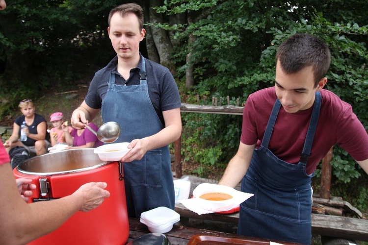 Zupa pomidorowa dla wszystkich była prezentem gospodarzy schroniska na Klimczoku - Doroty i Zdzisława Kuklów.