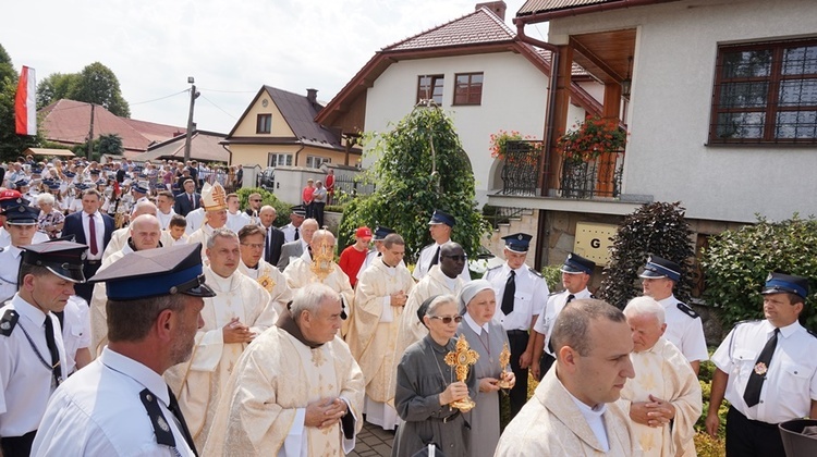 Procesja z relikwiami św. Szymona oraz św. Urszuli i bł. Teresy Ledóchowskich.