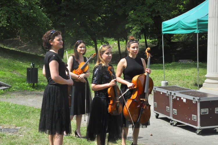 Muzyczne śniadanie na trawie w Skierniewicach