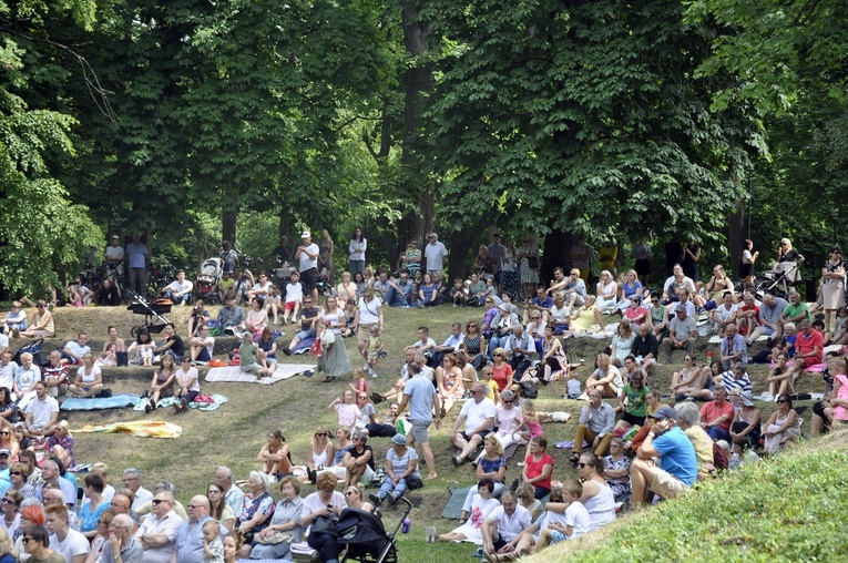 Muzyczne śniadanie na trawie w Skierniewicach