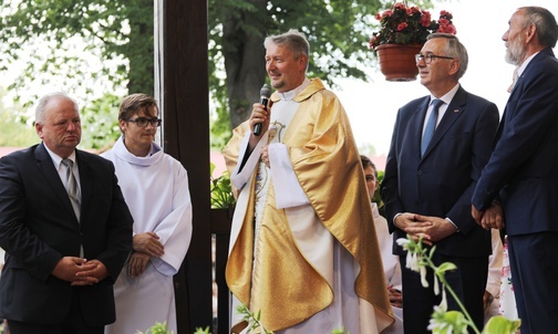 Prowincjał o. Marian Gołąb OFMConv podziękował za dar dla misjonarzy delegacji z wiceministrem Stanisławem Szwedem na czele oraz organizatorowi zbiórki - Andrzejowi Staszkowi 