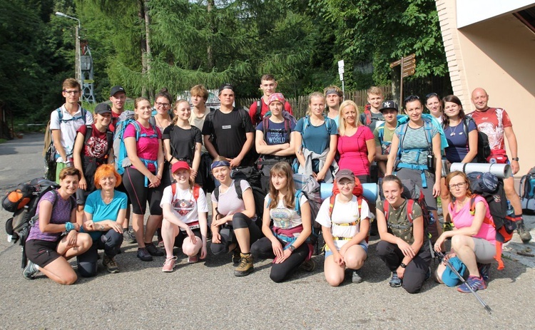 Ekipa, która w tym roku wędruje górami z Bielska-Białej do Ludźmierza.