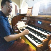 ▲	Mariusz Sobkiewicz, organista w parafii  św. Łukasza,  mówi, że gra  na tym instrumencie  to prawdziwa przyjemność.