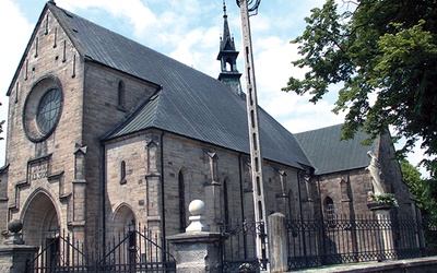 ▲	Romańskie fragmenty kościoła parafialnego w Żarnowie pochodzą z XII w.