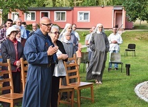 ▲	Br. Szczepan chwilę po założeniu po raz pierwszy stroju zakonnego.