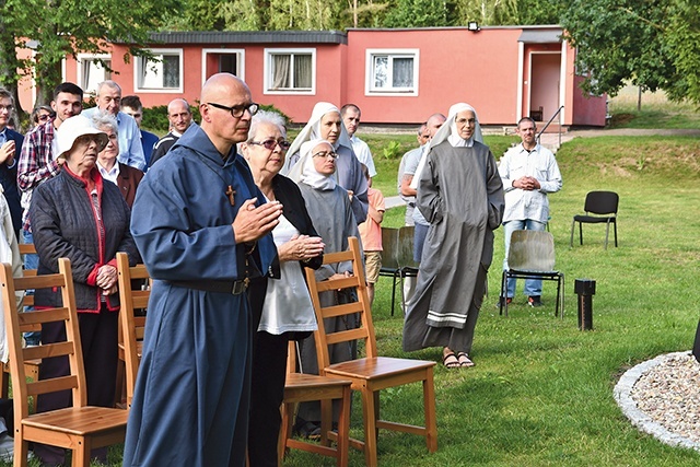 ▲	Br. Szczepan chwilę po założeniu po raz pierwszy stroju zakonnego.