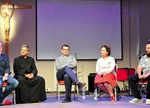 ▲	Paneliści (od lewej): Marcin Jakimowicz, ks. Artur Sepioło,  ks. dr hab. Tomasz Szałanda, Halina Kamińska i Krzysztof Sowiński.