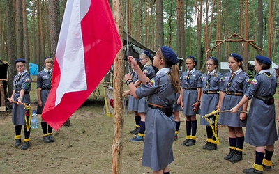 ▲	Na obozie koło  Nowej Wsi Zbąskiej  od 10 do 28 lipca przebywa około  stu harcerzy w wieku  od 11 do 17 lat.