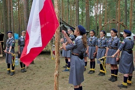 ▲	Na obozie koło  Nowej Wsi Zbąskiej  od 10 do 28 lipca przebywa około  stu harcerzy w wieku  od 11 do 17 lat.