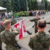 ▲	Duchowni przysięgali uroczyście na sztandar Wojska Polskiego.