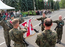 ▲	Duchowni przysięgali uroczyście na sztandar Wojska Polskiego.