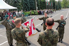 ▲	Duchowni przysięgali uroczyście na sztandar Wojska Polskiego.