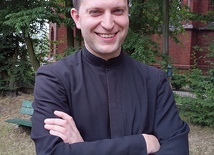 ◄	Ks. Maciej Dalibor, wicerektor salwatoriańskiego seminarium, mówi o budowaniu silnych fundamentów,  które przetrwają  burzę codzienności.