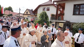 ▲	Procesja z relikwiami lipnickich świętych i błogosławionych.