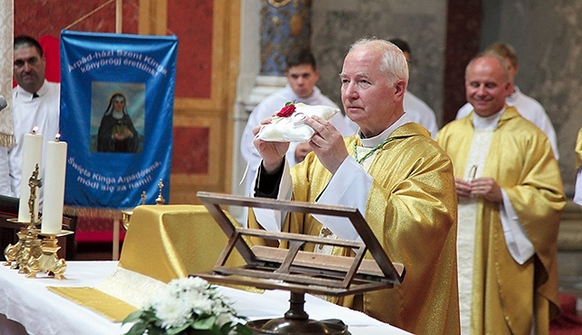 ▲	Ks. infułat Adam Kokoszka prezentuje relikwie w węgierskiej katedrze.