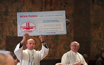 ◄	Diecezjalny duszpasterz kierowców ks. Damian Migacz prezentuje czek na zakup dla katechistów w diecezji Bouar.