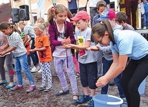 ▲	Dzieci podczas próby bicia rekordu w przenoszeniu wody rękami.