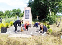 ▲	Jaworzyńska młodzież podczas prac w Czerniowcach.