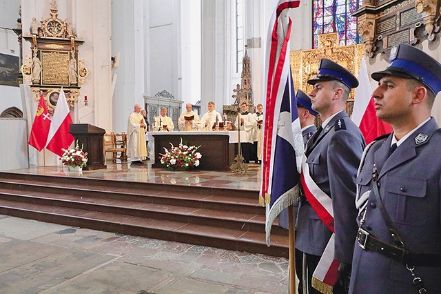 ▲	W czasie Eucharystii dziękowali Bogu za 100 lat pracy  dla społeczeństwa i prosili, aby ich służba była wierna,  ofiarna oraz bezpieczna.