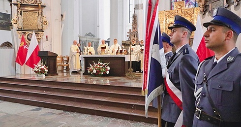 ▲	W czasie Eucharystii dziękowali Bogu za 100 lat pracy  dla społeczeństwa i prosili, aby ich służba była wierna,  ofiarna oraz bezpieczna.