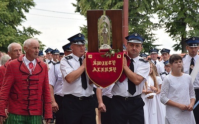 Po Mszy św. uczestnicy przeszli wokół kościoła w procesji eucharystycznej.  Na ramionach strażacy nieśli relikwie św. Aleksego.