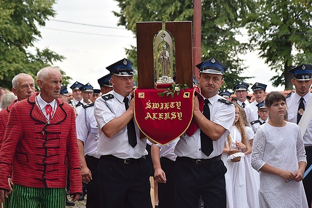 Po Mszy św. uczestnicy przeszli wokół kościoła w procesji eucharystycznej.  Na ramionach strażacy nieśli relikwie św. Aleksego.