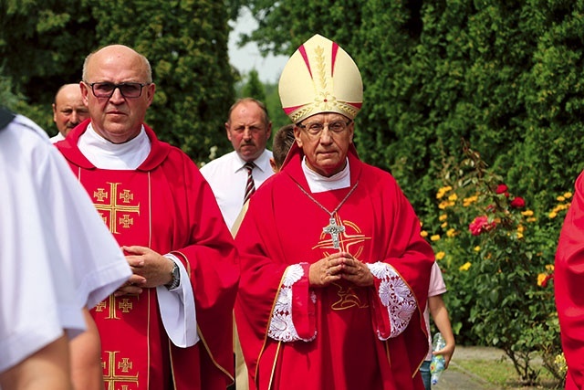 ▼	Wizyta biskupa ze Wschodu była związana z 30-leciem kapłaństwa ks. kan. Mirosława Danielskiego, który przez 10 lat był misjonarzem w Rosji.