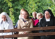 ◄	Siostra Marietta (pierwsza z prawej) na ostatnim ogólnopolskim spotkaniu przy oborskiej Piecie.