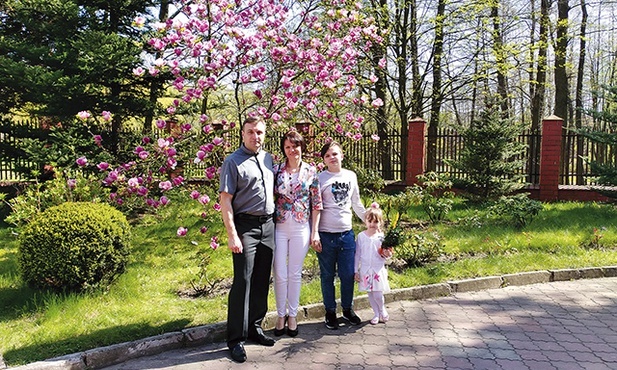 ▲	Ukraiński prezbiter z Nadią oraz ich dzieci Władek i Sofia przed kościołem św. Krzysztofa w Tychach.