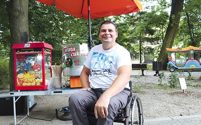 ▲	Pszczynianin od 5 lat sprzedaje przekąski w parku. Nowy pojazd znacznie ułatwi mu jego pracę.