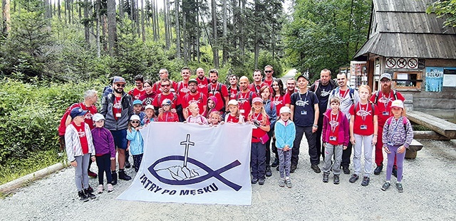 ◄	Uczestnicy lipcowego wyjazdu ojców z córkami.