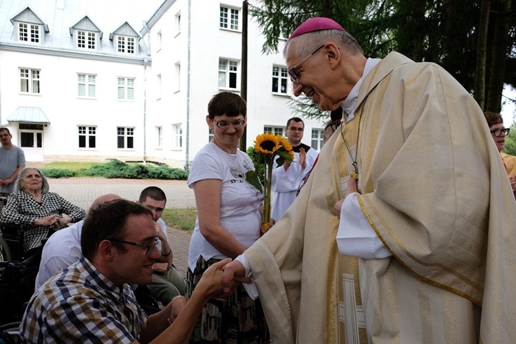 Bp Mieczysław Cisło odwiedził uczestników wczasorekolekcji w Dąbrowicy