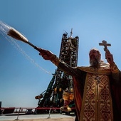 Rosyjski kapłan prawosławny błogosławi rakietę Sojuz-FG na wyrzutni kosmodromu Bajkonur. 19.07.2019 Kazachstan
