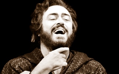 Film Rona Howarda pt. „Pavarotti” opowiada o karierze artystycznej słynnego śpiewaka, jego drodze  do sukcesu i życiu prywatnym.