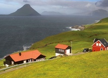 Na Wyspach Owczych wśród surowych trawiastych krajobrazów ludzie żyją niespiesznie w rozrzuconych  tu i ówdzie kolorowych domkach.