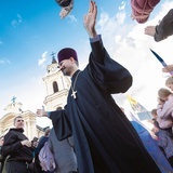 Prawosławny duchowny ks. Aleksander wśród pielgrzymów.
