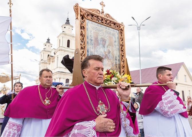 Uroczyste przeniesienie kopii obrazu MB Budsławskiej z kościoła na polowy ołtarz. Na pierwszym planie ks. kanonik Władysław Zawalniuk. Obok procesja eucharystyczna.