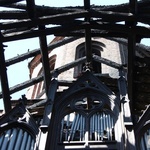 Prace porządkowe po pożarze w kościele w Lutolu Suchym