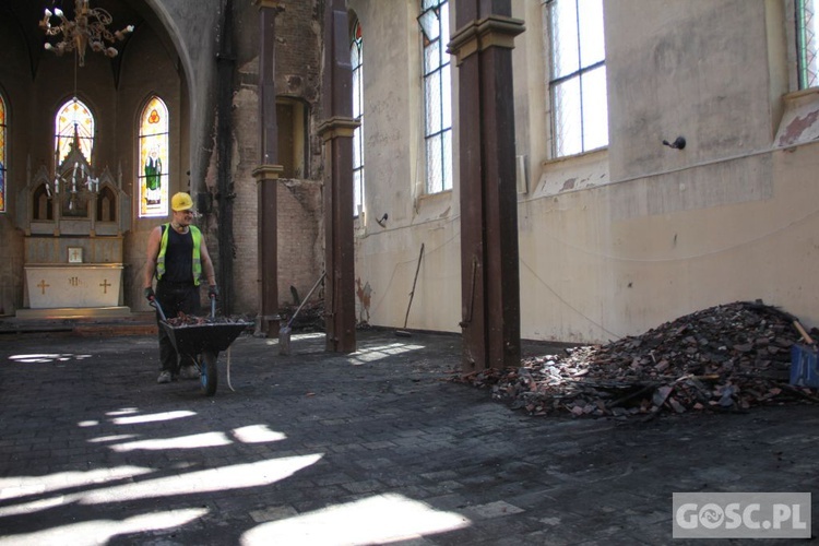 Prace porządkowe po pożarze w kościele w Lutolu Suchym