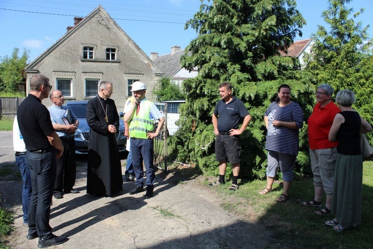 Prace porządkowe po pożarze w kościele w Lutolu Suchym