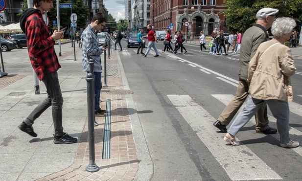 Katowice: podświetlana lista na przejściu ulicznym. Chodzi o pieszych ze smartfonami