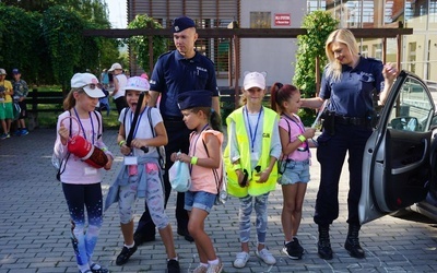 Dzieci od policjantów otrzymały odblaski i torby.