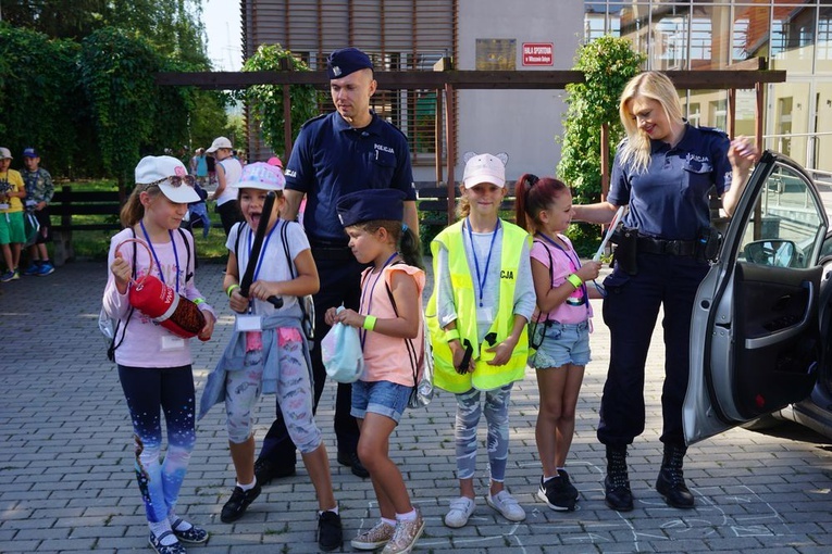 Dzieci od policjantów otrzymały odblaski i torby.