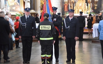 W grupie granatowej wyruszą funkcjonariusze służb mundurowych, m.in. straży pożarnej, policji.