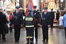 W grupie granatowej wyruszą funkcjonariusze służb mundurowych, m.in. straży pożarnej, policji.