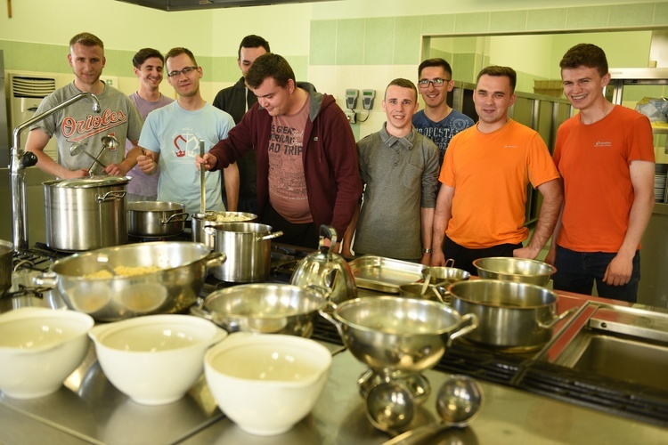 Przed obiadem. Klerycy uczestniczący w grupie roboczej zgłodnieli po pracy...